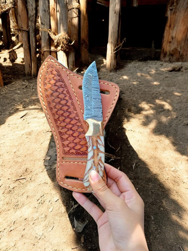 The Wild Pine Edge – Handmade Damascus Cowboy Knife with Pine-Cone Resin Handle