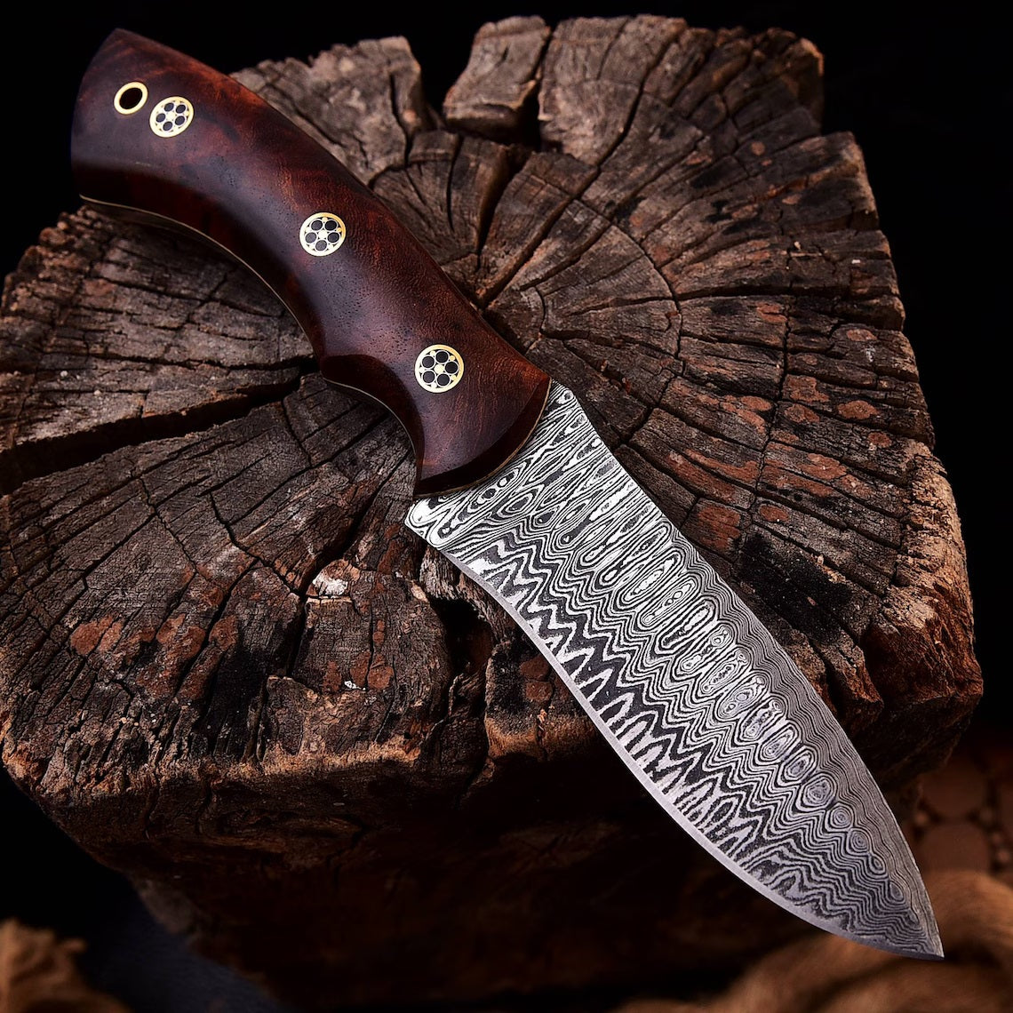 Close-up of the Damascus steel blade with unique pattern