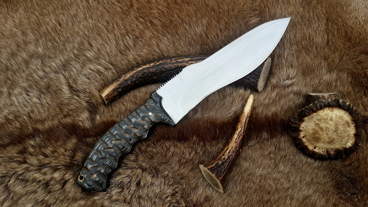 Custom handmade D2 steel fixed-blade pig hunting knife with exotic wood handle