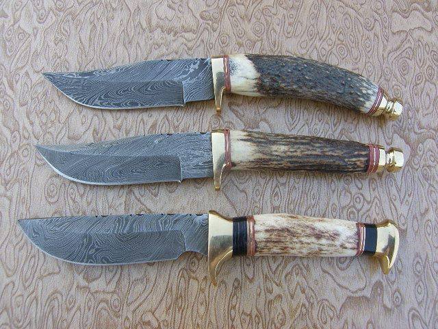 Damascus steel blade hunting knife featuring brass finger guard