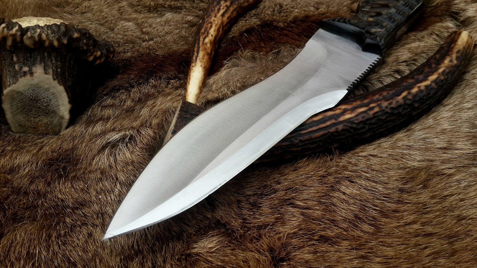 D2 steel pig hunting knife featuring full tang design for added strength