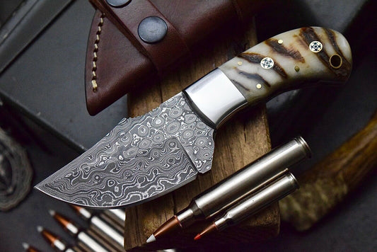7.2-inch skinning knife with sharp edge and Damascus steel blade