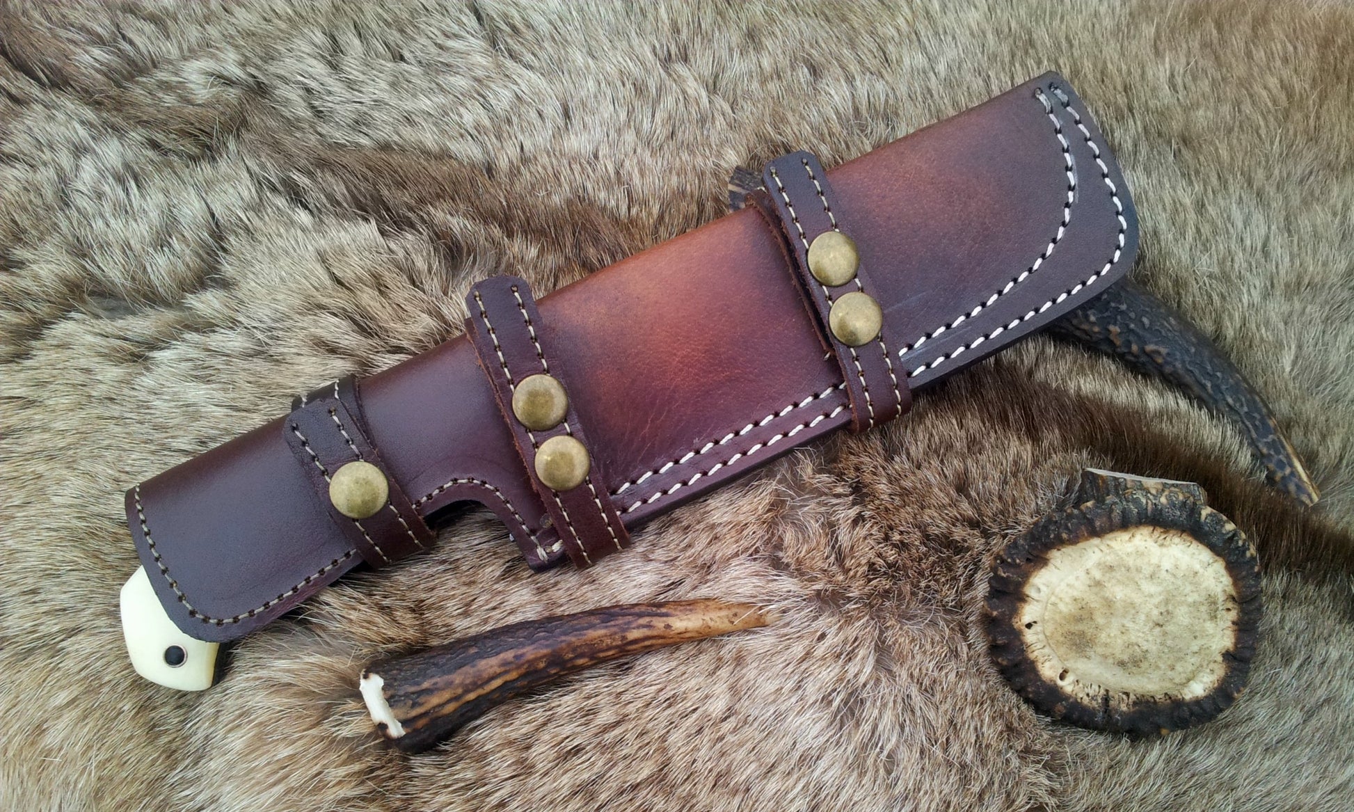 Full Tang Tracker Knife with Custom Damascus Steel Blade and Horizontal Leather Sheath