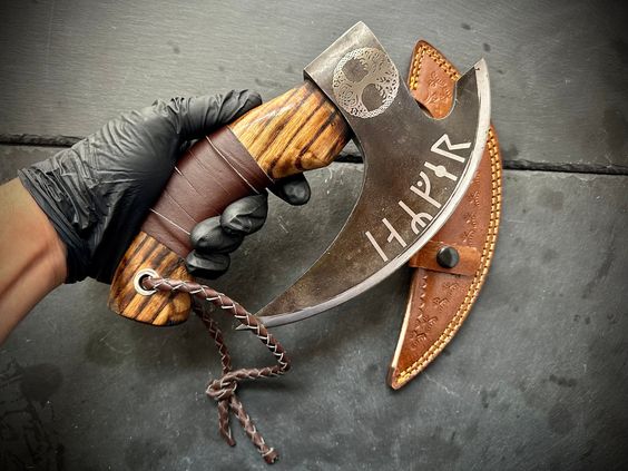 Handmade Damascus steel pizza cutter with leather sheath
