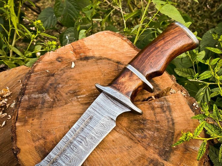 Twisted Pattern Damascus Steel Hunting Bowie Knife with Blood Groove and Rosewood Handle