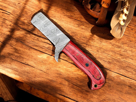 Damascus steel blade pattern on bull cutter knife showing wave design folding