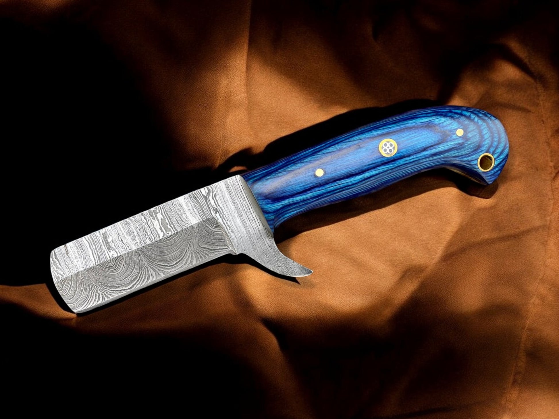 Damascus steel blade pattern on bull cutter knife showing wave fold design
