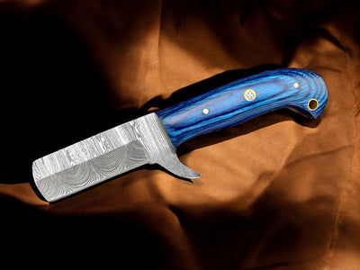 Damascus steel blade pattern on bull cutter knife showing wave fold design