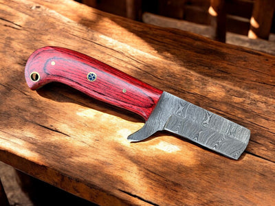 Exotic redwood handle grain pattern on Damascus steel bull cutter knife