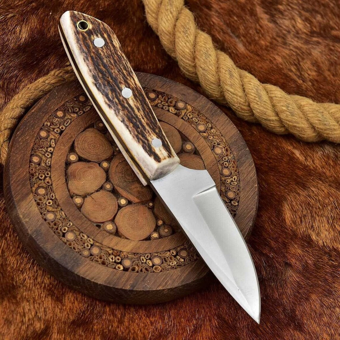 Skinning blade with full tang D2 steel blade and antler horn handle.
