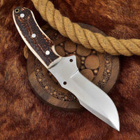 Custom D2 steel skinning blade, 7.75-inch length with antler horn handle, perfect for deer skinning.