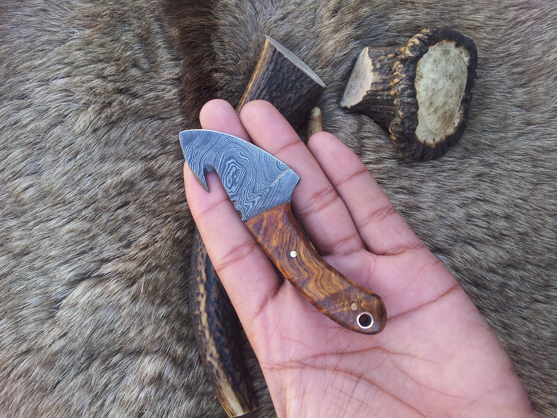 Rosewood handle and leather sheath of the Mini Guthook knife
