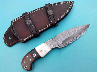 Close-up of the Damascus steel blade of the Hunter’s Edge Hunting Knife
