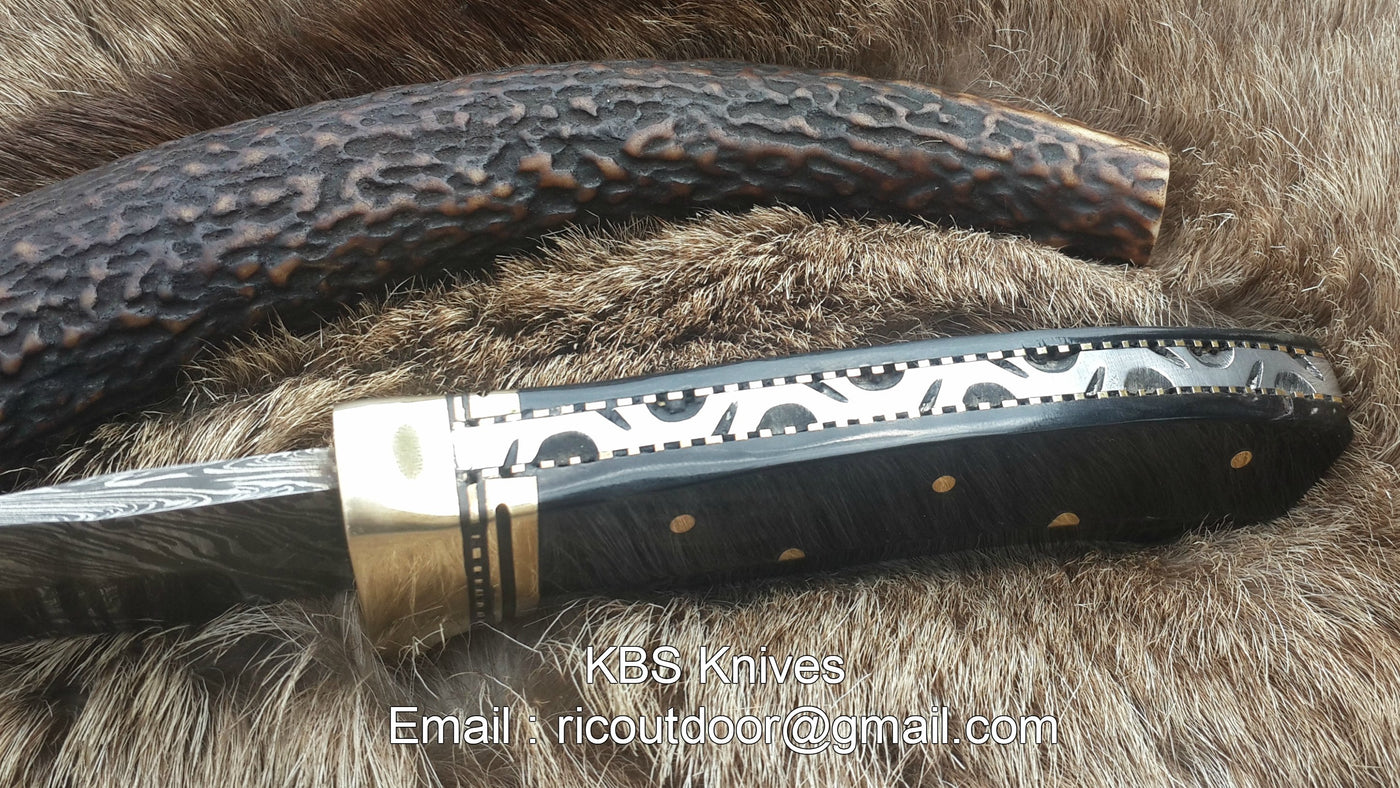 High-quality Buffalo Horn Handle on a 9-Inch Damascus Steel Fixed-Blade Knife.
