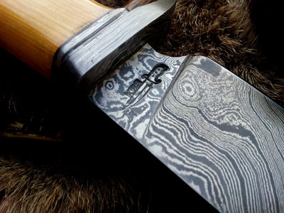 Damascus steel blade hunting knife with decorative Damascus guard
