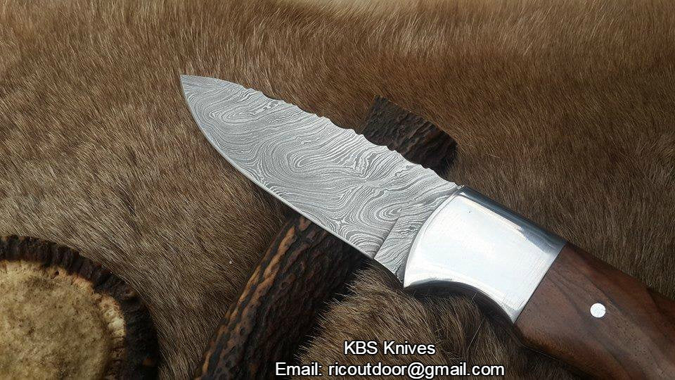 Close-up of Damascus steel blade on Ridgeback Hunter Knife