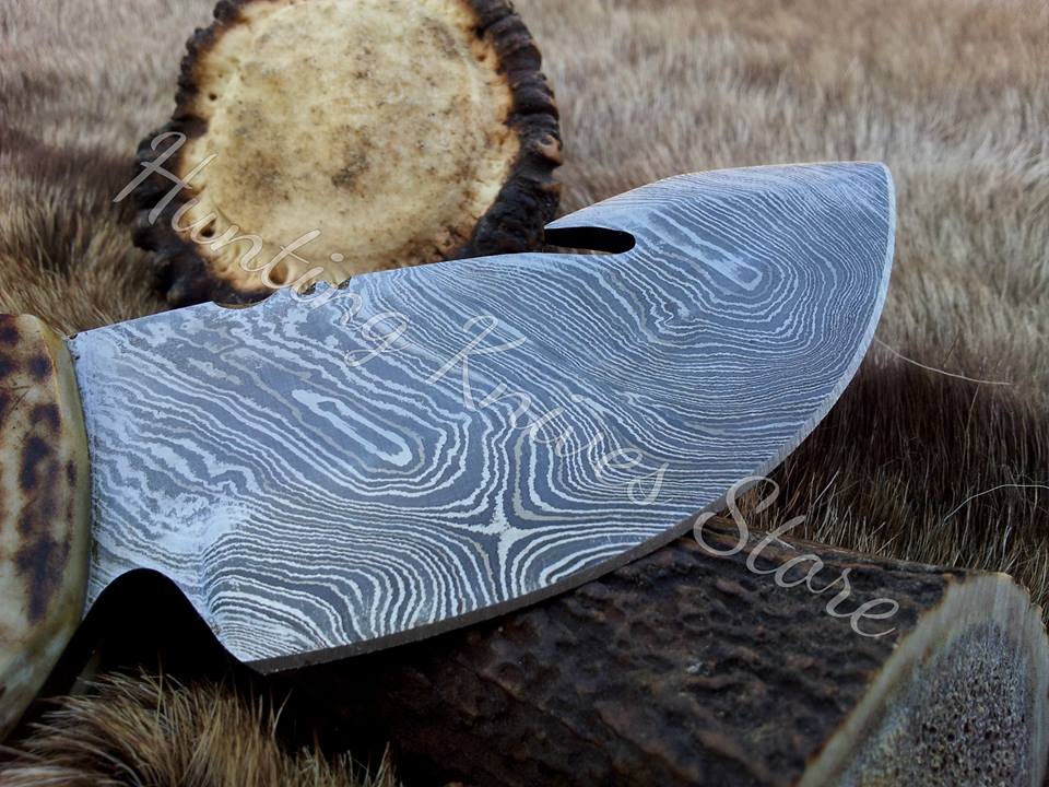 Robust Guthook knife for everyday carry, featuring Damascus steel blade and antler horn handle
