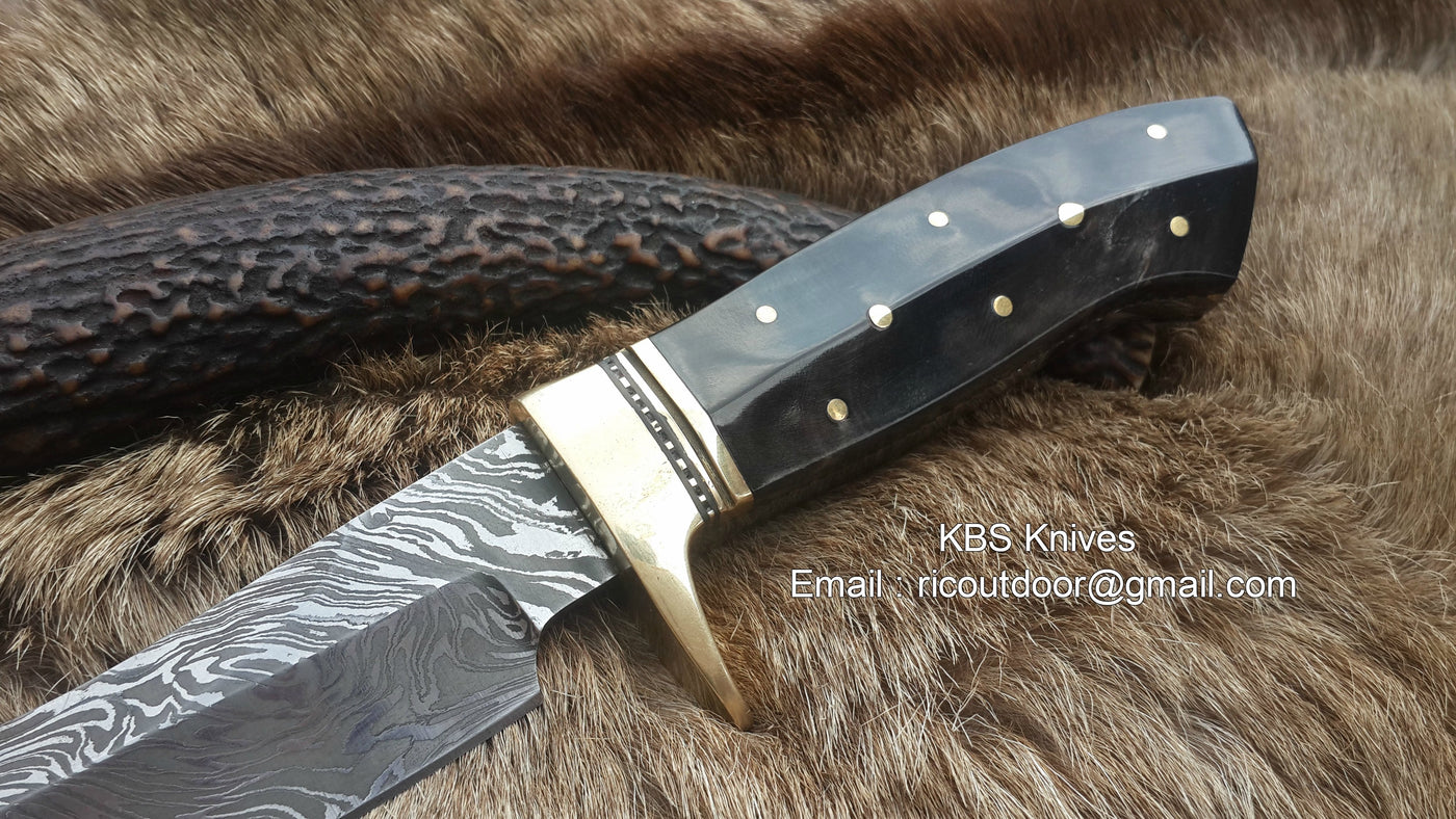 Full tang Damascus Steel Fixed-Blade Hunting Knife with Brass Guard for outdoor use.
