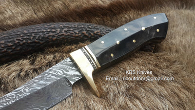 Full tang Damascus Steel Fixed-Blade Hunting Knife with Brass Guard for outdoor use.
