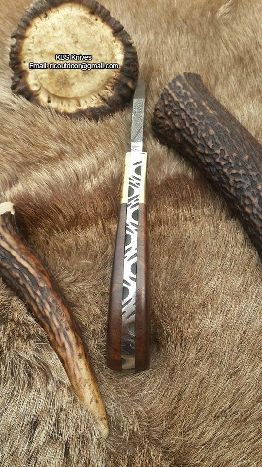 Engraved brass bolster and Rosewood handle detailing on the Skinner Blade.