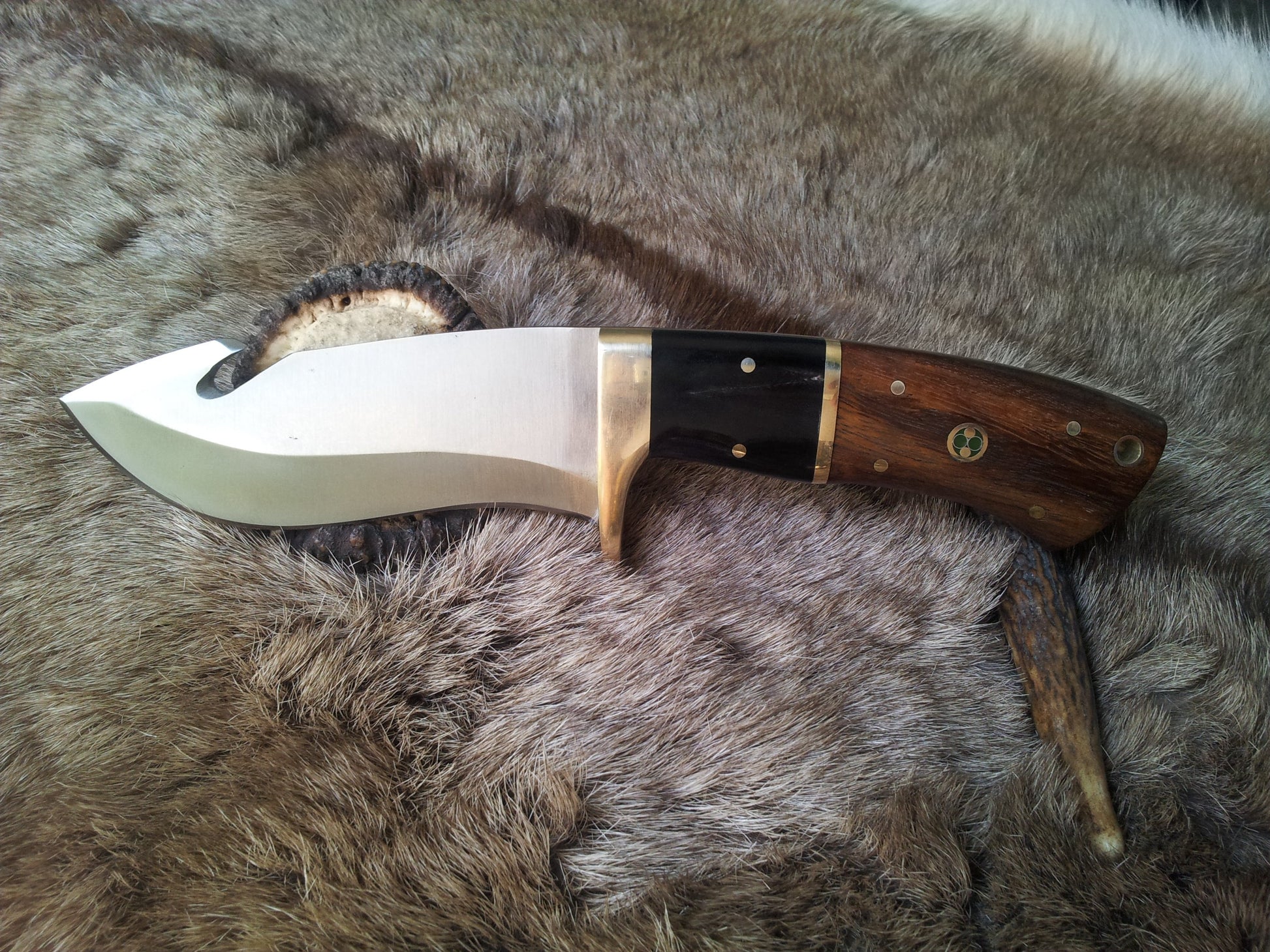 Fixed Blade Guthook knife with custom 1095 high carbon steel blade and rosewood/buffalo horn handle with brass guard
