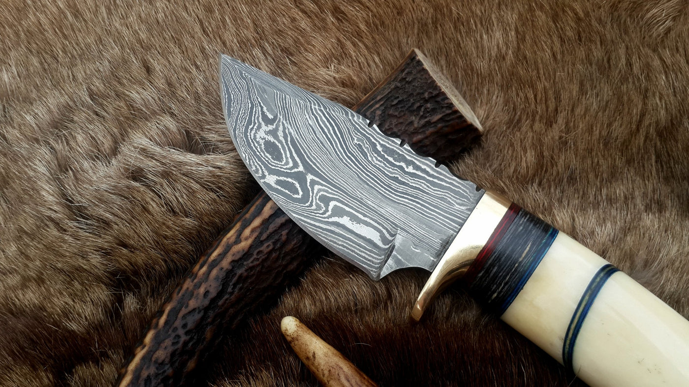 Damascus steel blade hunting knife with colorful sheets and brass guard
