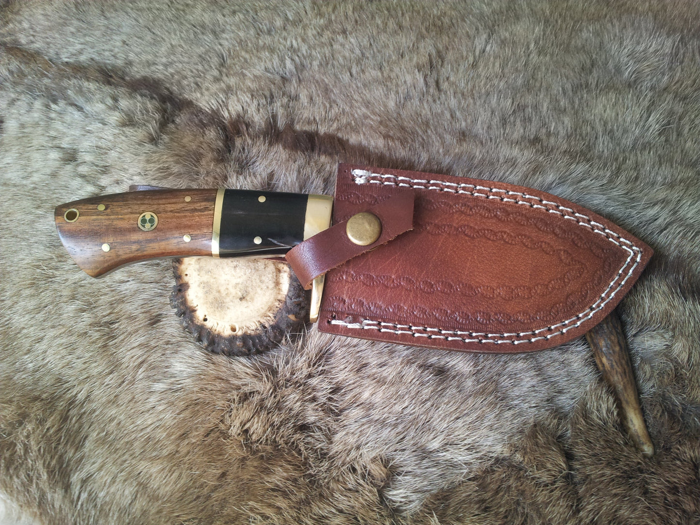 Sharp edge of the Fixed Blade Guthook knife's 1095 high carbon steel blade, perfect for outdoor activities
