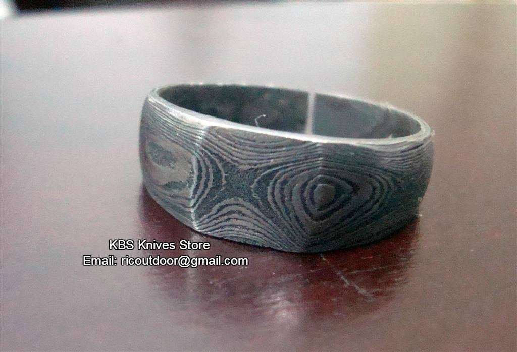 Intricate patterns on a Damascus steel men's ring

