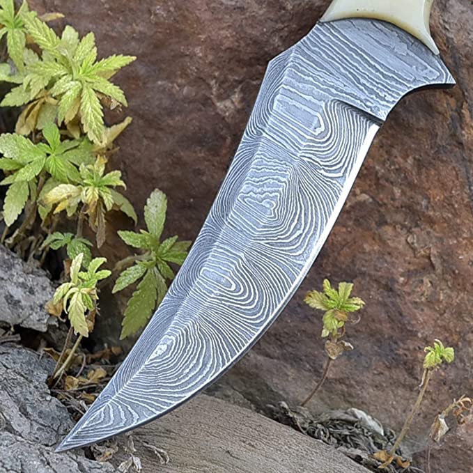 Damascus steel blade knife with leather sheath and Rockwell Hardness 55-58 HRC.