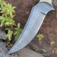 Damascus steel blade knife with leather sheath and Rockwell Hardness 55-58 HRC.