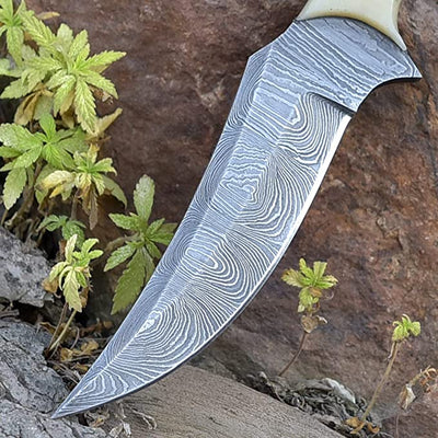 Damascus steel blade knife with leather sheath and Rockwell Hardness 55-58 HRC.