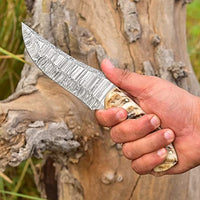 High-quality Damascus steel hunting knife with a stylish sheep horn handle and leather sheath
