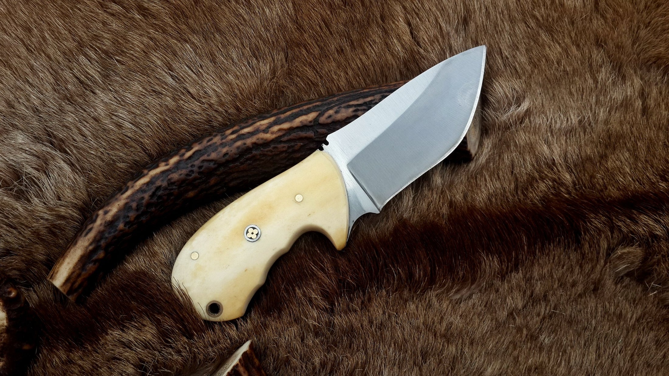 Premium D2 Steel Deer Skinning Knife – Mountain Hunter Edition