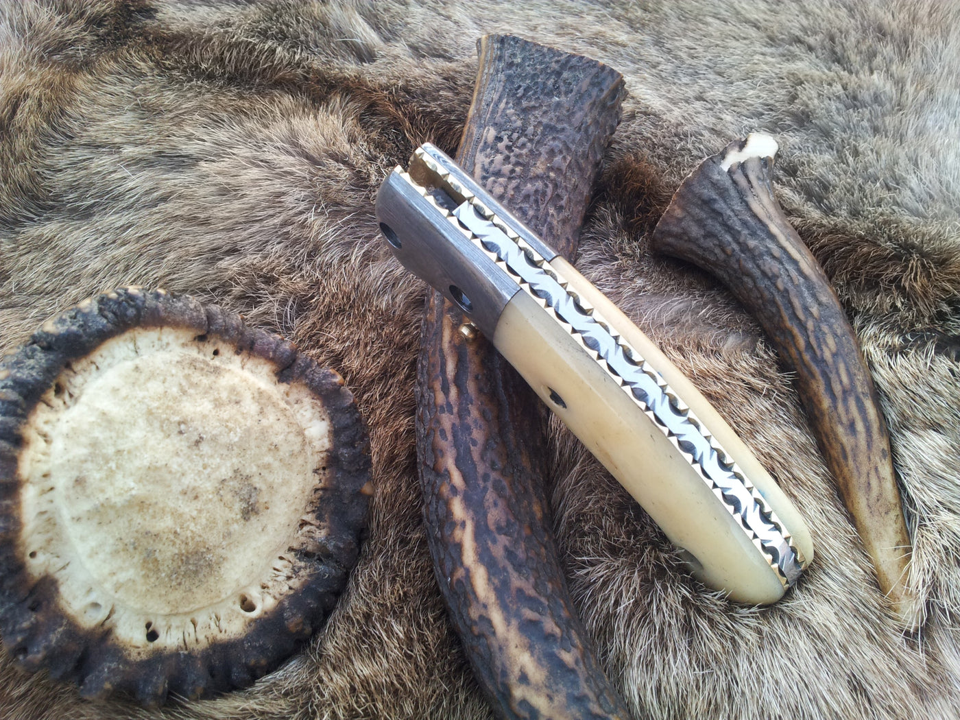 Liner lock mechanism on the BoneCraft Damascus Steel Folding Pocket Knife
