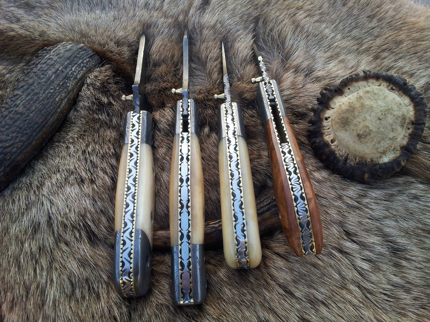 Liner lock mechanism on the Trio Edge Damascus steel folding pocket knives
